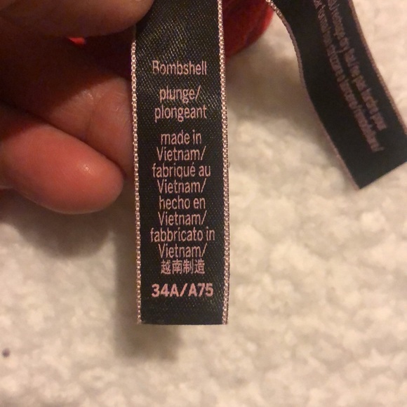 Victoria Secret bombshell plunge - Picture 4 of 4